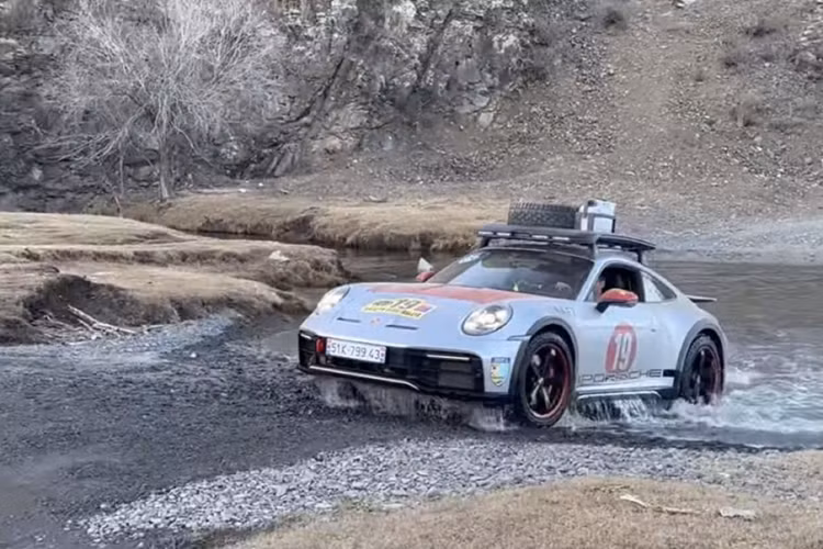 Ngoài ra, chiếc xe Porsche 911 Dakar còn có thể tăng thêm 30 mm nữa ở chế độ High Level. Đây là chế độ phục vụ việc chạy off-road, được kích hoạt thông qua núm xoay trên vô lăng, điều này giúp Porsche 911 Dakar có thể bay qua các gờ giảm tốc cao, ổ gà mà không lo bị cạ gầm.