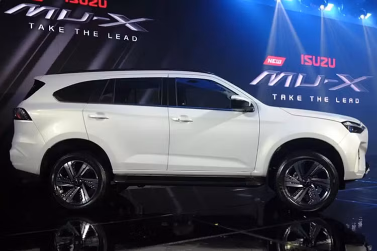 Động cơ này sản sinh công suất tối đa 163 mã lực tại tua máy 3.600 vòng/phút và mô-men xoắn cực đại 400 Nm tại dải tua máy 1.600 - 2.400 vòng/phút. So với động cơ 1.9L cũ, máy dầu mới mạnh hơn 13 mã lực và 50 Nm. Động cơ đi với hộp số tự động Rev Tronic 8 cấp mới giúp tối ưu dải vòng tua máy hoặc hộp số sàn 6 cấp, tùy phiên bản.