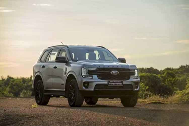 Bên cạnh đó là hệ dẫn động cầu sau kết hợp 4 chế độ lái thông minh (Normal, Eco, Slippery, Tow/Haul). Ford Everest Sport phiên bản đặc biệt được bán tại Việt Nam với màu trắng tuyết. Giá bán của phiên bản này khởi điểm từ 1,199 tỷ đồng, tăng 21 triệu so với Ford Everest Sport tiêu chuẩn.