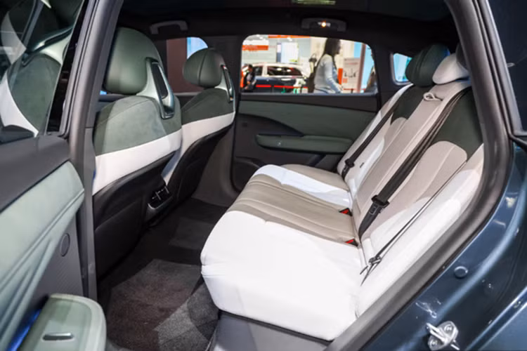 Bên ngoài, Nissan N7 được thiết kế tập trung vào tính khí động học nhằm tối ưu hóa phạm vi hoạt động sau khi sạc pin. Nhờ đó, xe có hệ số cản không khí chỉ 0,208 Cd. "Được cái này, mất cái kia", thiết kế ngoại thất của N7 khá nhạt nhòa giữa rừng ô tô điện tại thị trường Trung Quốc.