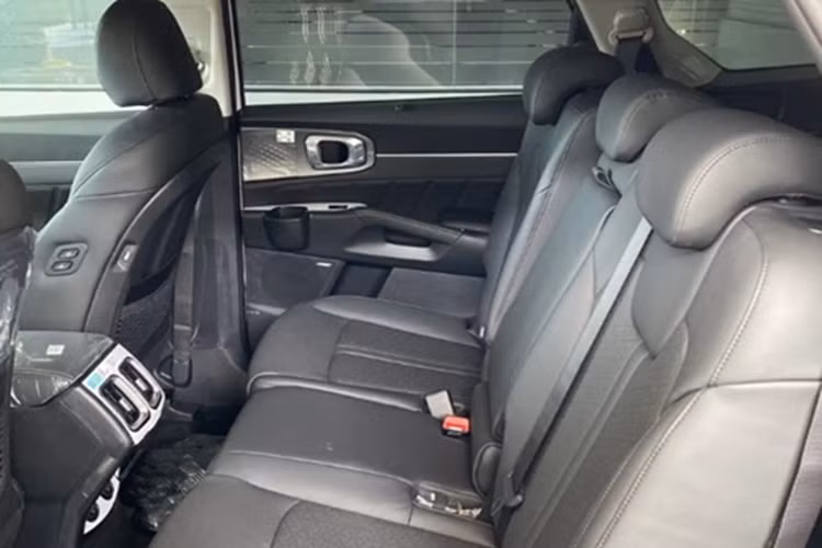 Kia Sorento đang được phân phối tại Việt Nam là thế hệ thứ tư, ra mắt thị trường từ năm 2020 do THACO nhập khẩu và lắp ráp. Xe sở hữu nội thất hiện đại với hai màn hình sắc nét kích thước lần lượt 12,3 inch và 10,25 inch đặt liền kề, cùng màn hình hiển thị kính lái (HUD) giúp tăng trải nghiệm lái.