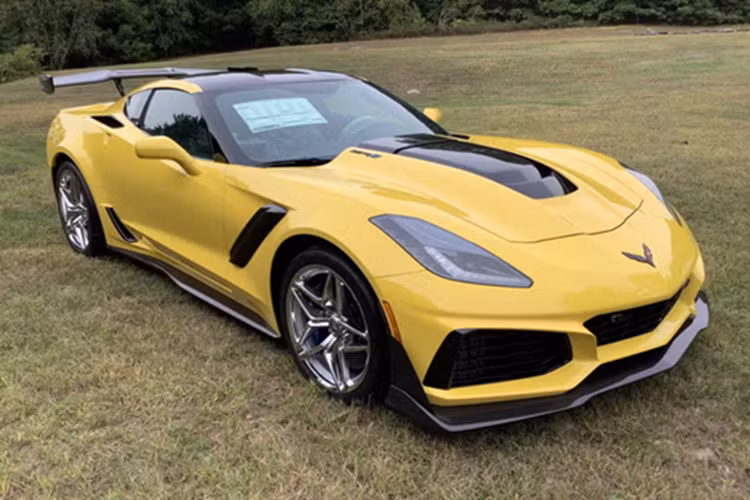 Các trang bị an toàn có trên Chevrolet Corvette C7 bao gồm hệ thống chóng bó cứng phanh ABS, kiếm soát độ bám đường ở tốc độ cao, chống trượt vi sai cầu sau điện tử, camera lùi cùng túi khí trước và bên hông, cân bằng điện tử, kiểm soát lực kéo, hay cảnh báo áp suất lốp.