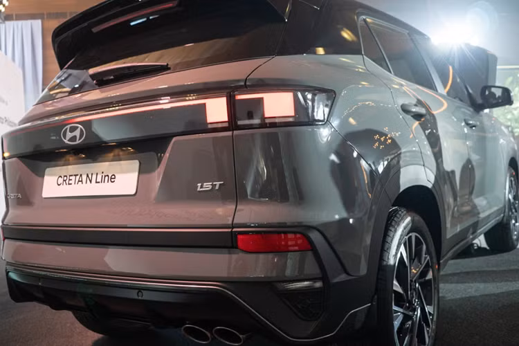Hiện giá bán của Hyundai Creta 2025 ở Việt Nam vẫn chưa được hé lộ. Chỉ biết rằng, xe sẽ tiếp tục được lắp ráp tại Việt Nam như phiên bản cũ. Mẫu SUV cỡ B này dự kiến sẽ chính thức ra mắt Việt Nam vào tuần sau.