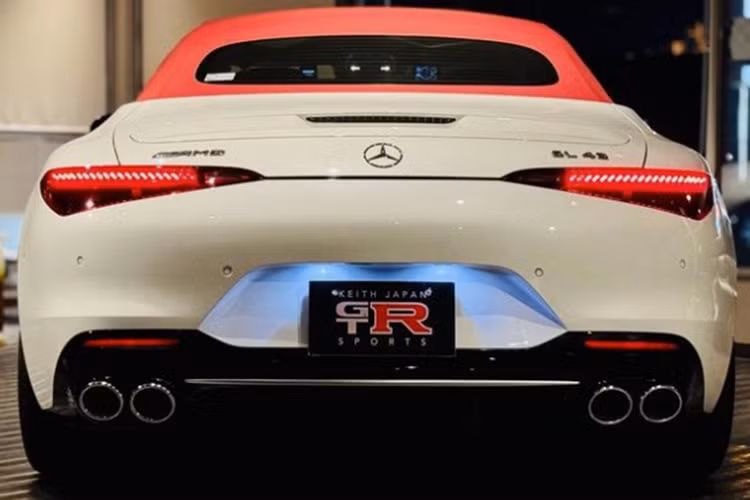 Chưa hết, Mercedes-AMG SL43 còn có thể bổ sung thêm 13 mã lực tạm thời thông qua hệ thống hybrid nhỏ. Sức mạnh trên dòng xe thể thao Mercedes-AMG SL43 sẽ đi kèm với hộp số MCT tự động 9 cấp của AMG, nhờ đó, giúp xe có khả năng tăng tốc từ vị trí xuất phát lên 100 km/h chỉ trong thời gian 4,9 giây, trước khi xe đạt vận tốc tối đa 275 km/h.