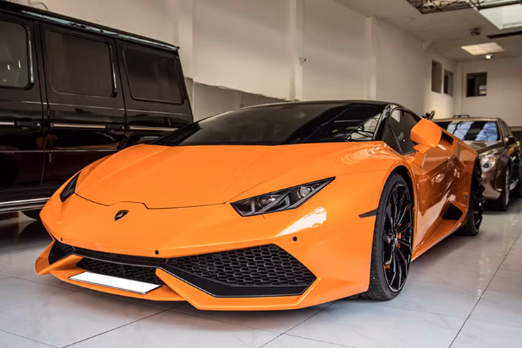 Siêu xe Lamborghini Huracan LP610-4 mang biển tứ quý 8 này sử dụng động cơ V10, dung tích 5.2 lít, sản sinh công suất tối đa 610 mã lực và mô-men xoắn cực đại 560 Nm. Chiếc xe này được chủ nhân độ lại hệ thống ống xả của Capristo.