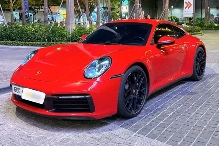 Điều thú vị là chiếc Porsche 911 màu đỏ này từng thuộc sở hữu của 1 đại gia tiền ảo, đã bị bắt, và sở hữu dàn xe rất khủng trước khi bán về cho 1 doanh nhân ở Đồng Nai. Sau hơn 1 năm trải nghiệm, chủ xe đã rao bán và 1 tay chơi Hà Nội đã mua về với giá gần 6 tỷ đồng.