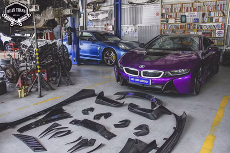 Ngoài ra có thể kể đến một số tiện nghi khác trên BMW i8 như 16 loa Harman Kardon, màn hình hiển thị thông tin trên kính lái, đèn pha laser chống chói, lẫy chuyển số, hệ thống điều hòa tự động,...