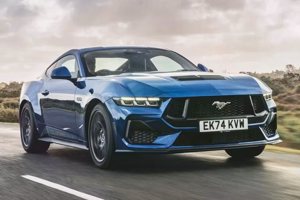 Không cần phải giới thiệu, Ford Mustang nổi tiếng toàn cầu với hình ảnh con ngựa phi nước đại. Theo một số nguồn tin, nguồn gốc tên gọi của mẫu xe thể thao này lấy cảm hứng từ mẫu máy bay chiến đấu P-51 Mustang.