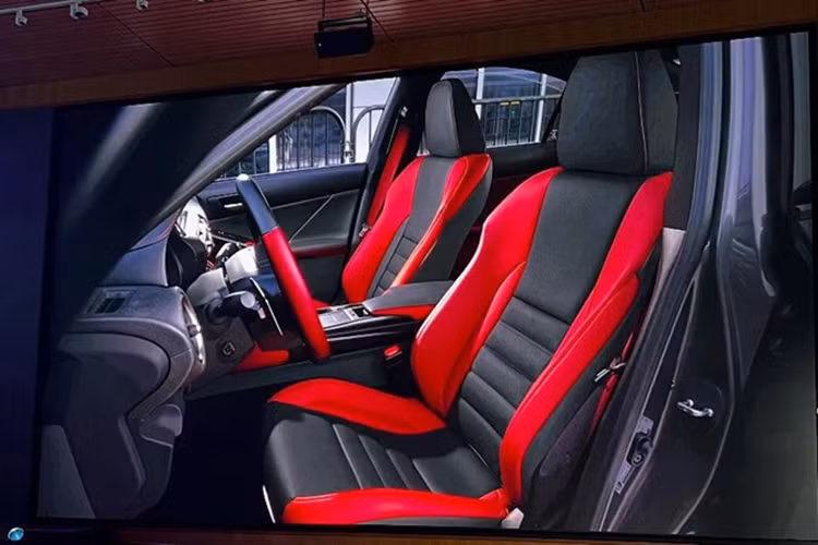Bên trong cabin, IS 500 Ultimate Edition có chủ đề màu Đỏ Circuit và Đen, với ghế bọc kết hợp giữa NuLuxe và Ultrasuede, trong khi vô-lăng và cần số lấy cảm hứng từ LFA được bọc da thật có kết cấu rỗ.