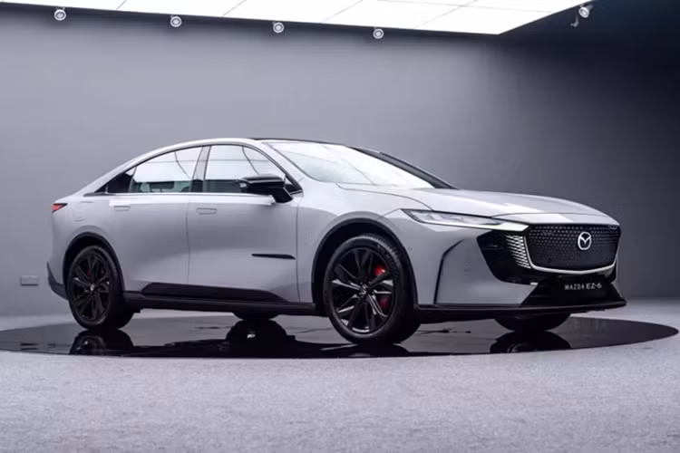 So với bản thường, Mazda EZ-6 Sports Edition tạo sự khác biệt bằng các chi tiết ngoại thất màu đen và cùm phanh màu đỏ theo phong cách xe thể thao. Những chi tiết ngoại thất còn lại vẫn được bê nguyên từ bản thường sang.