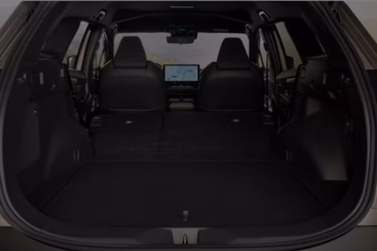 Gói an toàn chủ động Toyota Safety Sense 3.0 là trang bị tiêu chuẩn trên mọi phiên bản. Cung cấp sức mạnh cho Toyota bZ Woodland là 2 mô-tơ điện cho tổng công suất lên đến 375 mã lực và hệ dẫn động AWD. Xe còn có thể kéo vật nặng tới 1.588 kg, vượt trội so với nhiều đối thủ cùng tầm.