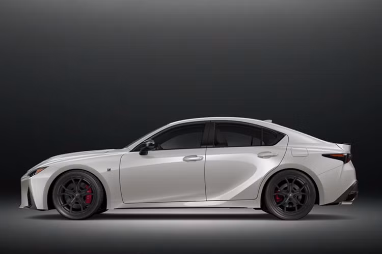 Trong hai thập kỷ, Lexus IS đã bán được khoảng 1,3 triệu chiếc hơn 40 quốc gia và khu vực trên toàn cầu. IS ra mắt từ năm 1999, mẫu xe này theo đuổi niềm vui lái xe với tư cách là sedan thể thao dẫn động cầu sau nhỏ gọn khiến các đối thủ châu Âu phải dè chừng.