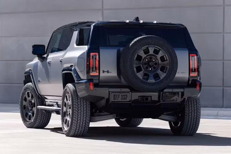 Bên trong khoang cabin của phiên bản Carbon Fiber Edition là cấu hình nội thất Velocity Ember đặc biệt, phối hai tông màu đen – đỏ tương phản. Trung tâm bảng điều khiển là màn hình cảm ứng 13,4 inch được bổ sung tính năng split-view cho phép người lái và hành khách xem hai nội dung khác nhau cùng lúc.