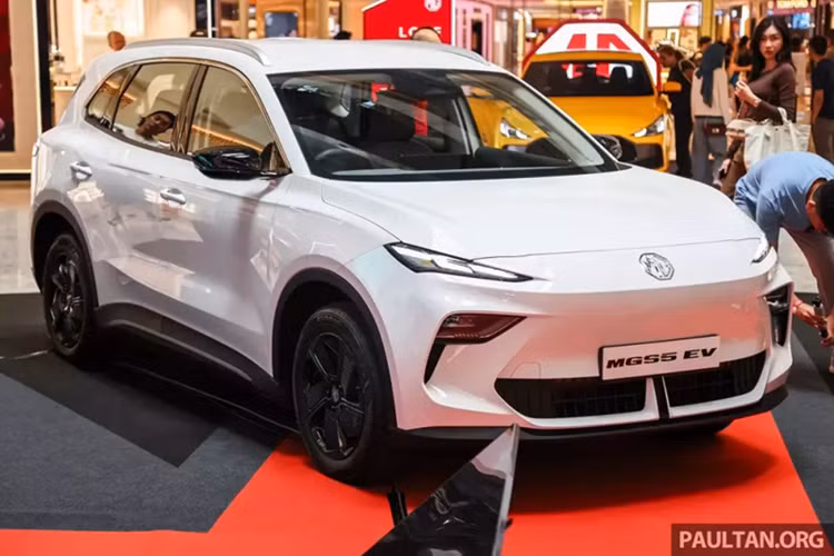 MG S5 EV 2025 mới đã từng được trưng bày tại Triển lãm Ô tô Malaysia 2025 cách đây không lâu. Đến nay, mẫu ô tô điện mới được bán ra ở thị trường Malaysia. Đây là thị trường Đông Nam Á thứ hai đón nhận mẫu xe này, sau Thái Lan.