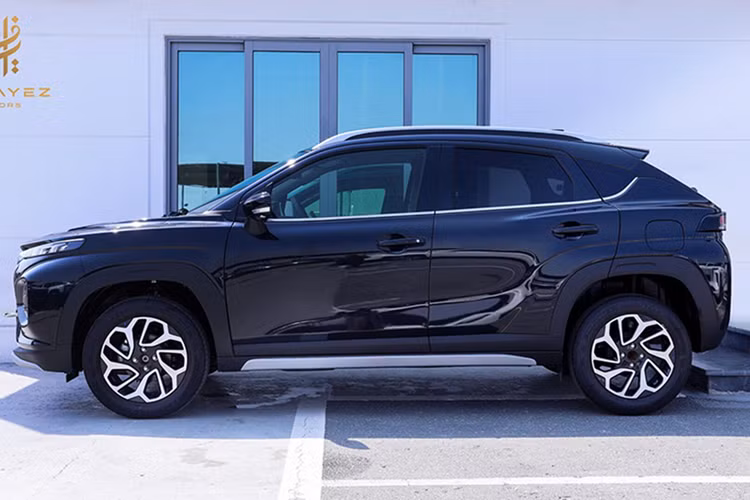 Đầu tiên là máy xăng 4 xi-lanh, dung tích 1,5L có mã K15C, kết hợp với công nghệ mild hybrid Smart Hybrid Vehicle by Suzuki (SHVS) dành cho phiên bản SGX và GX. Động cơ xăng tạo ra công suất tối đa 101 mã lực tại tua máy 6.000 vòng/phút và mô-men xoắn cực đại 135 Nm tại tua máy 4.400 vòng/phút. Động cơ đi với mô-tơ điện giúp bổ sung 3,1 mã lực và 60 Nm cùng pin lithium-ion 6 Ah.