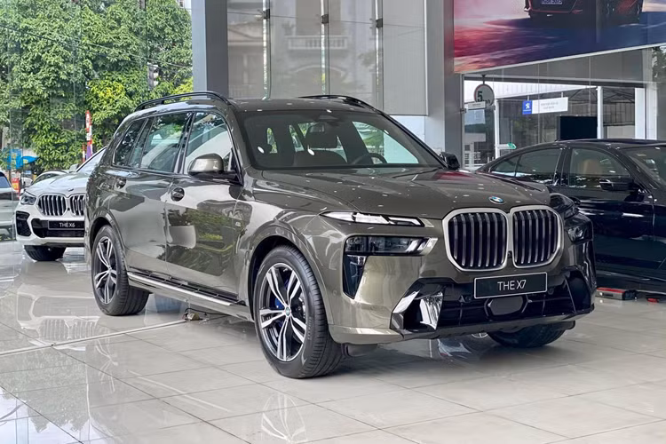 BMW X7 là mẫu SUV hạng sang cỡ lớn, cạnh tranh cùng các đối thủ như Lexus LX hay Mercedes-Benz GLS. Tại thị trường Việt Nam, cả hai phiên bản Pure Excellence và M-Sport đều được trang bị động cơ xăng I6 3.0L tăng áp kép, sản sinh công suất tối đa 381 mã lực và mô-men xoắn cực đại 540Nm.