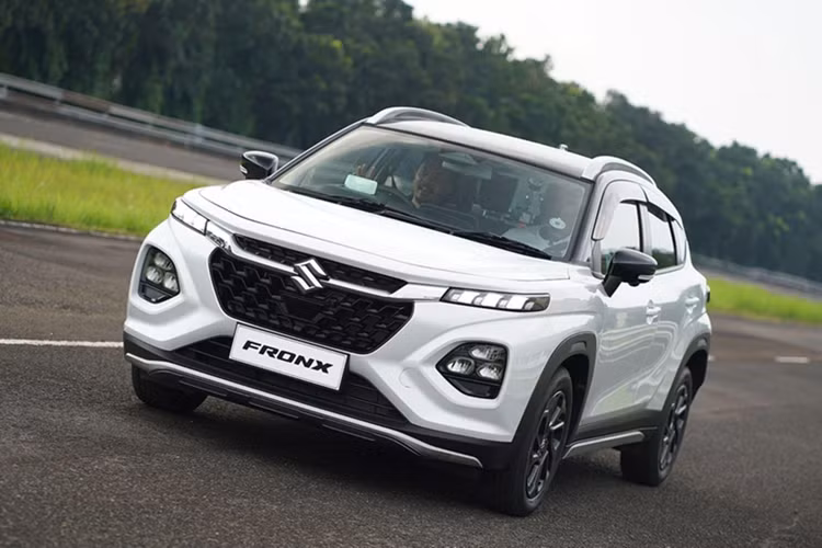 Trang bị tiện nghi của Suzuki Fronx ở thị trường Indonesia khá đầy đủ với vô lăng chỉnh 4 hướng, bảng đồng hồ analog đi kèm màn hình đa thông tin, màn hình hiển thị thông tin kính lái HUD, màn hình cảm ứng trung tâm 9 inch, kết nối Bluetooth, hệ thống âm thanh với 6 loa