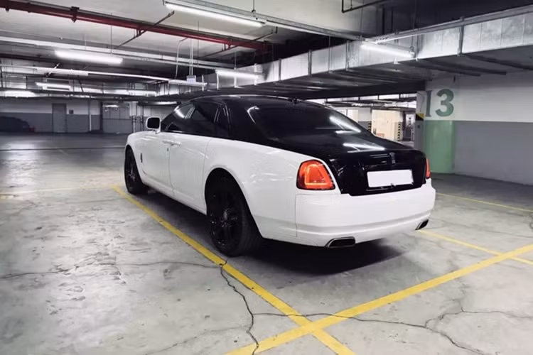 Kết hợp cùng hộp số tự động ZF 8 cấp, xe siêu sang Rolls-Royce Ghost Series I mất khoảng 5 giây để tăng tốc từ vị trí xuất phát lên 100 km/h trước khi đạt vận tốc tối đa 250 km/h.