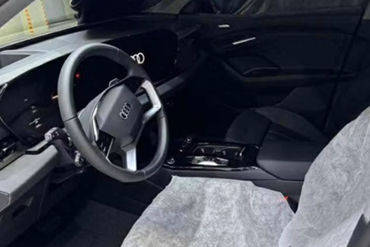 Xe được trang bị ghế thể thao, hệ thống âm thanh 3D 16 loa và đèn viền nội thất thông minh. Q6 e-tron được trang bị động cơ điện có công suất tối đa 322 mã lực khi sử dụng chế độ Launch Control.