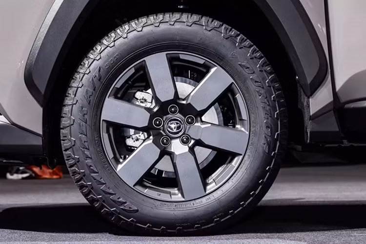 Bên cạnh đó là lốp cỡ lớn và ốp cua lốp khỏe khoắn. Vành la-zăng của xe có thiết kế 5 chấu khỏe khoắn với đường kính 18 inch. Vành đi với lốp Grandtrek của Dunlop có kích thước 235/65R18.