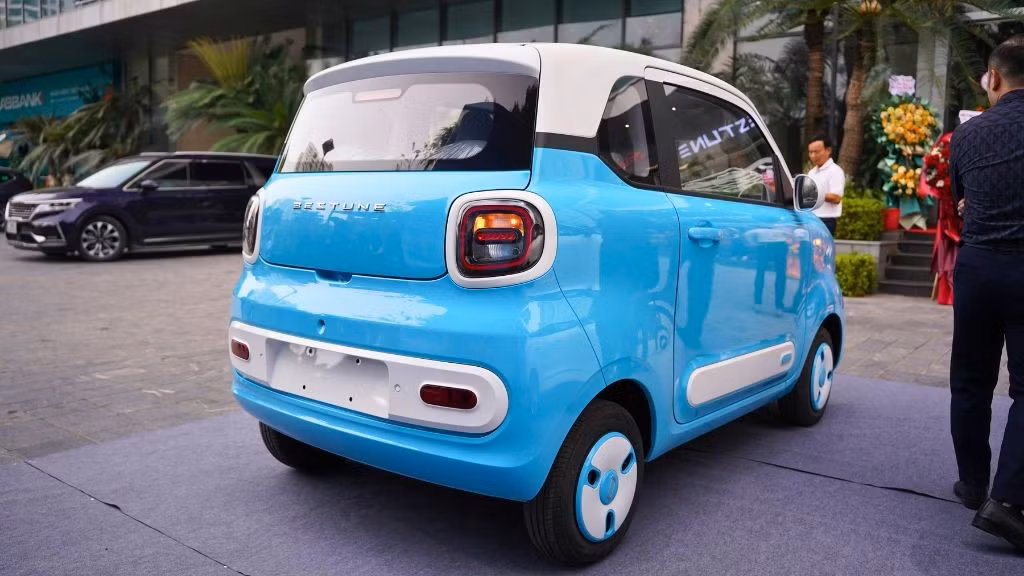 Tốc độ tối đa đạt 100 km/h, phù hợp cho nhu cầu di chuyển trong nội thành. Thời gian sạc đầy pin mất khoảng 6–8 giờ khi dùng nguồn điện xoay chiều dân dụng (AC), mức tiêu chuẩn trong phân khúc.