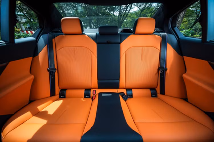 Khoang cabin của xe sở hữu nhiều tiện ích cao cấp như: màn hình cong BMW Curved Display gồm đồng hồ 12,3 inch và màn hình cảm ứng trung tâm 14,9 inch chạy hệ điều hành iDrive 8.5.