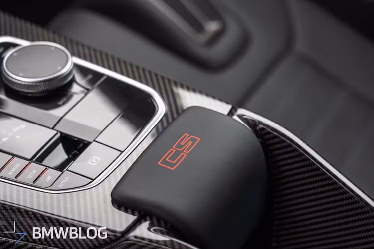 Nội thất M2 CS với ghế đua làm từ carbon (M Carbon Bucket Seats) bọc da Merino màu đen, với điểm nhấn M và huy hiệu CS. Vô lăng bọc Alcantara và có vạch đỏ ở vị trí 12 giờ. Dây an toàn M và bệ cửa bên khắc dòng chữ "M2 CS" nhấn mạnh sự đặc biệt của xe.