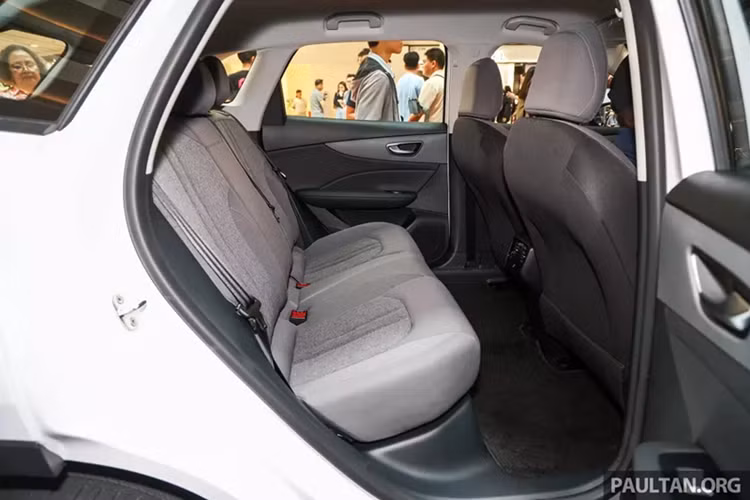 Đúng theo truyền thống của xe Trung Quốc, MG S5 EV 2025 sở hữu trang bị tiêu chuẩn khá đầy đủ với đèn pha LED, dải đèn LED định vị ban ngày hình cờ đua, đèn hậu LED kéo dài có tạo hình đôi cánh, mâm hợp kim 17 inch, ghế bọc nỉ, phanh tay điện tử