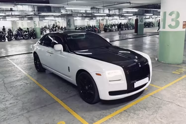 Nếu sở hữu 1 chiếc xe Rolls-Royce Ghost Series I siêu sang chắc hẳn nhiều người sẽ tìm cách để làm mới ngoại hình xe, độ body kit thì không khả thi, vì sẽ làm mất đi vẻ quý tộc vốn có của 1 chiếc xe siêu sang đình đám, thay vào đó, chọn dán đề-can đổi màu sẽ lạ mắt.