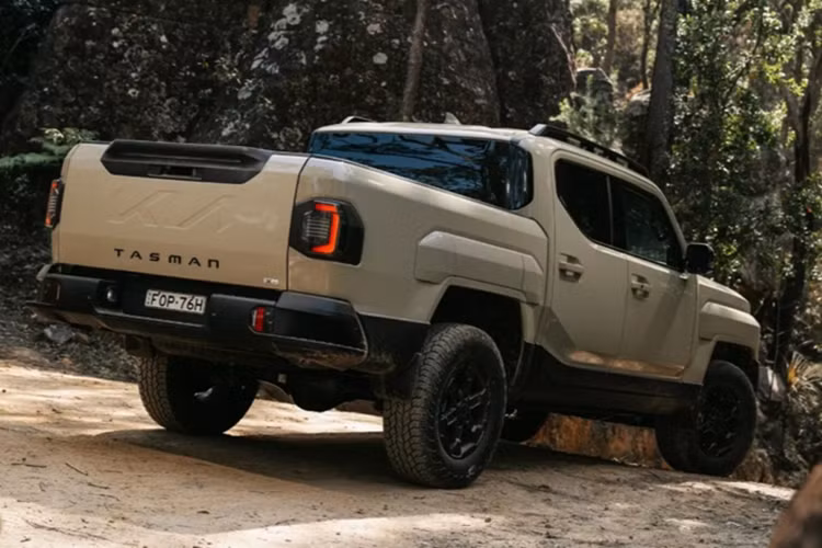 Không chỉ xe bán tải, các mẫu SUV khung gầm rời như Toyota Land Cruiser, Toyota Prado hay Ford Everest cũng góp mặt trong top 10 xe bán chạy nhất tháng 5 tại Úc, cho thấy nhu cầu mạnh mẽ với các dòng xe gầm cao, khả năng vận hành off-road thực thụ.