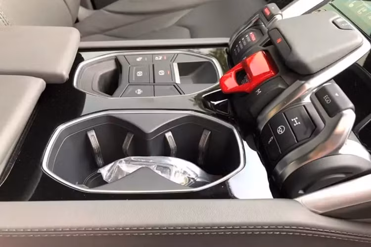 Động cơ kết hợp cùng hộp số tự động 8 cấp và hệ dẫn động 4 bánh giúp Lamborghini Urus có thể tăng tốc từ vị trí xuất phát lên 100 km/h trong 3,6 giây trước khi đạt vận tốc tối đa 305 km/h. mức giá xe Lamborghini Urus "siêu lướt" này dự kiến khoảng hơn 14 tỷ đồng.