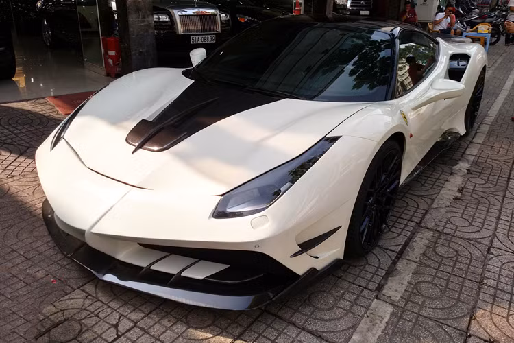 Siêu xe Ferrari 488 GTB sử dụng động cơ V8, tăng áp kép, dung tích 3.9 lít, sản sinh công suất tối đa 661 mã lực tại vòng tua máy 8.000 vòng/phút và mô-men xoắn cực đại 760 Nm tại 3.000 vòng/phút.