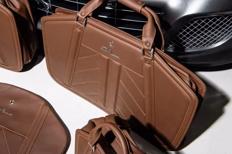 Theo tem cửa sổ đi kèm, chiếc SA Aperta này được phân bổ cho Ferrari Quebec, mặc dù xe được chế tạo cho thị trường Mỹ và giao mới đến California.