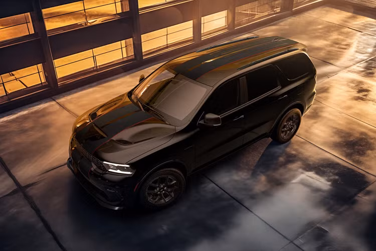 Dodge công bố chi tiết về Durango 2026 để dập tắt tin đồn thế hệ hiện tại sẽ kết thúc sau năm 2025. Ngoài việc kéo dài vòng đời của Durango ít nhất thêm 1 năm, Dodge cũng xác nhận sự trở lại của các phiên bản R/T và SRT Hellcat trang bị động cơ V8.