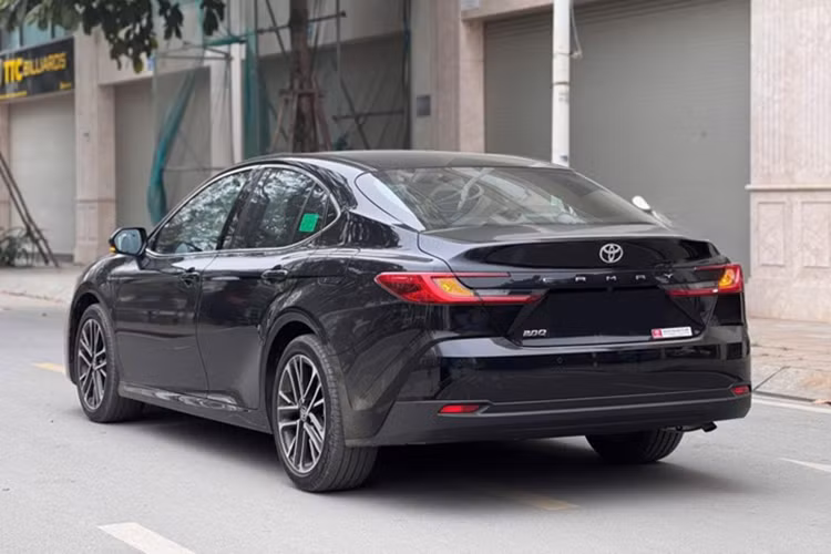Một điểm mạnh đáng chú ý của Camry so với nhiều đối thủ là khả năng trang bị an toàn cao cấp ngay từ phiên bản tiêu chuẩn. Gói Toyota Safety Sense được tích hợp với các tính năng như: Ga tự động thích ứng; Cảnh báo tiền va chạm; Hỗ trợ giữ làn và cảnh báo lệch làn...