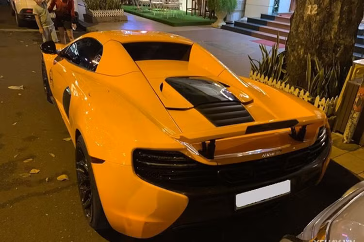 Còn siêu xe McLaren 720S vẫn mang màu sơn nguyên bản là tím nhưng có điểm nhấn là mang gói độ N-Largo của hãng độ Novitec, sản xuất 15 bộ trên toàn cầu. Siêu xe McLaren 720S được trang bị "trái tim" V8, tăng áp kép, dung tích 4.0 lít, sản sinh ra công suất tối đa lên đến 710 mã lực và mô-men xoắn cực đại 770 Nm.