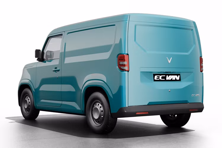 VinFast EC Van trang bị động cơ điện công suất tối đa 30kW (40 mã lực), mô-men xoắn cực đại 110 Nm, tốc độ tối đa 75km/h. Pin dung lượng 17kWh cho phép xe di chuyển 150km sau một lần sạc.