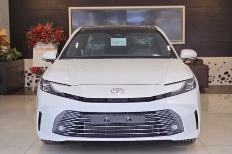 Về vận hành, Camry 2.0Q được trang bị động cơ xăng 2.0L cho công suất 170 mã lực. Trong khi đó, hai phiên bản hybrid (2.5HEV Mid và 2.5HEV Top) sử dụng hệ truyền động hybrid là sự kết hợp giữa động cơ xăng 2.5L và mô-tơ điện, cho tổng công suất 225 mã lực. Hệ truyền động này kết hợp với hộp số tự động e-CVT.