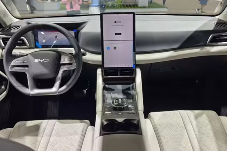 Với kích thước này, tân binh nhà BYD sẽ là đối thủ cạnh tranh trực tiếp của VinFast VF 6. Thông tin cụ thể về trang bị của BYD Atto 2 dành cho thị trường Việt Nam vẫn được giữ kín. Trong khi đó, tại thị trường nội địa, mẫu xe này có 2 hệ truyền động.