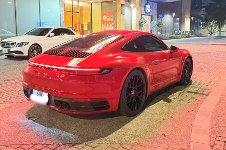 Porsche 911 thế hệ 992.1 được trang bị động cơ 6 xi-lanh, dung tích 3.0 lít, tăng áp kép, sản sinh công suất tối đa 385 mã lực, tăng 15 mã lực so với thế hệ cũ. Porsche 911 Carrera giờ đây chỉ mất thời gian 3,7 giây để có thể tăng tốc từ vị trí xuất phát lên 100 km/h trước khi đạt vận tốc tối đa 308 km/h.