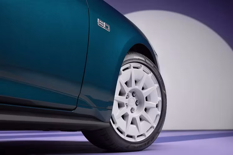 Ngoại thất của Mustang GT FX với gói hiệu năng cao Performance có các chi tiết sơn màu trắng Oxford gồm bộ mâm 19 inch thiết kế 5 chấu, hốc nhỏ tại lưới tản nhiệt. Nếu không có gói Performance, Mustang GT FX chỉ có biểu tượng và huy hiệu sơn màu trắng, viền hốc gió lưới tản nhiệt màu xám carbon.