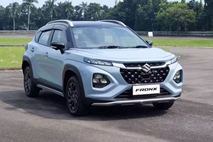 Khác với những mẫu SUV hạng A đang bán ở Việt Nam như Kia Sonet hay Toyota Raize, Suzuki Fronx mang trên mình thiết kế SUV lai Coupe phong cách và mượt mà hơn. Xe được trang bị hệ thống đèn nhiều tầng phía trước với dải đèn LED định vị ban ngày kiêm đèn báo rẽ nằm phía trên và đèn pha chính bên dưới.