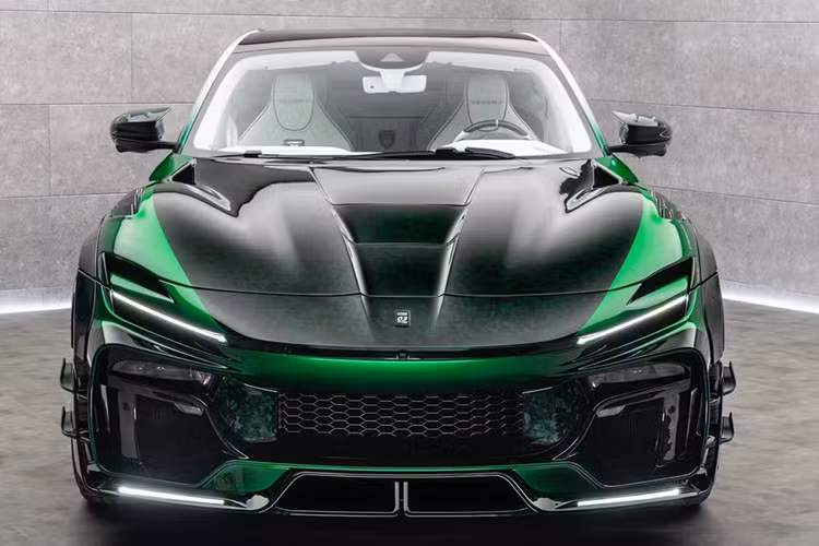 Mansory đã chiếc SUV V12 này trở thành chiếc xe sở hữu nhiều phụ kiện đắt đỏ nhất như cánh gió làm từ sợi carbon, cánh lớn, chi tiết trang trí và vòm bánh mở rộng... Chất lượng hoàn thiện của Mansory là hoàn hảo nhưng phong cách ngoại hình này thật khó có thể cảm nhận.