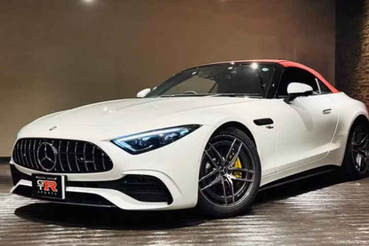Bước vào bên trong khoang lái của Mercedes-AMG SL43, khách hàng sẽ cảm nhận ngay thế hệ mới có nhiều sự thay đổi, đầu tiên là bộ ghế phong cách thể thao, ôm lấy người ngồi sau vô lăng và ghế phụ, còn hành khách phía sau thoải mái hơn nhiều, đơn giản, hàng ghế thứ 2 dành cho con nhỏ, đi chơi cùng bố mẹ.