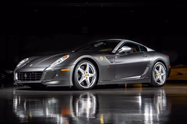 Kỷ niệm mối quan hệ lâu năm giữa Ferrari và Pininfarina cùng với lễ kỷ niệm 80 năm của nhà thiết kế, Ferrari SA Aperta được giới thiệu tại Paris Salon 2010 bởi chủ tịch lúc bấy giờ - Luca di Montezemolo. Ferrari chỉ sản xuất 80 chiếc SA Aperta, mỗi chiếc tương ứng với 1 năm kể từ khi Pininfarina ra đời.