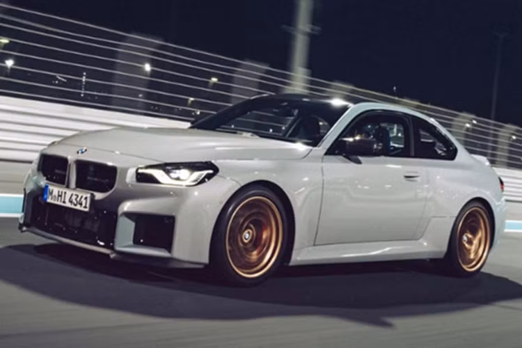 BMW M2 CS 2026 sở hữu những cải tiến đáng kể về động cơ, khung gầm, trọng lượng và trang bị nhưng xe trung thành với cấu hình dẫn động cầu sau thuần túy, điều đang dần trở nên hiếm hoi trong phân khúc xe hiệu suất cao.