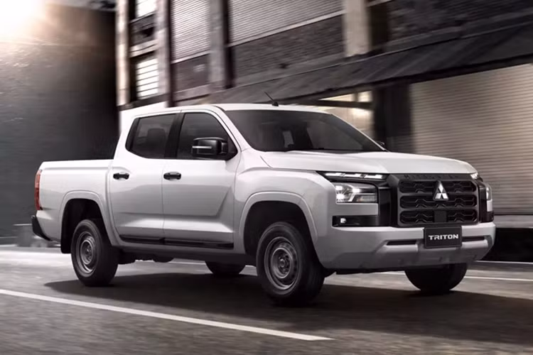 Mitsubishi Triton Double Cab 2025 cũng được nâng cấp diện mạo mới mạnh mẽ hơn với cụm đèn pha và đèn LED chiếu sáng ban ngày mới. Bên cạnh đó là các chi tiết trang trí màu đen bóng tương tự như Mitsubishi Triton Double Cab Plus Ultra.