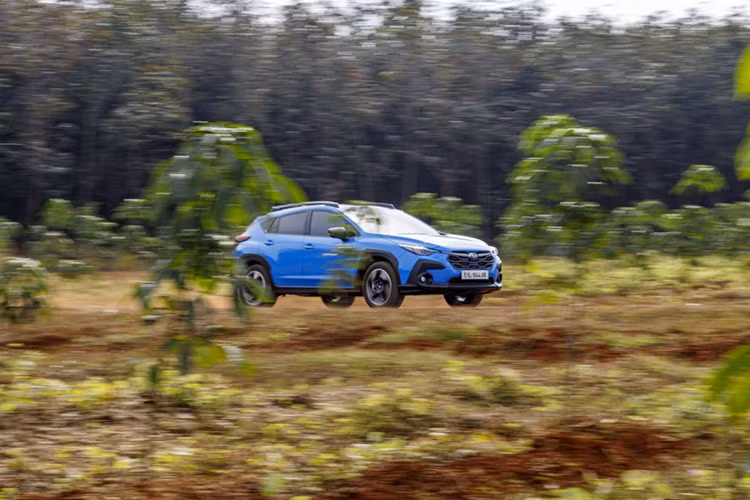 Subaru Crosstrek được áp dụng chính sách bảo hành 5 năm và không giới hạn số km cho xe. Riêng pin trên Subaru Crosstrek e-Boxer Hybrid được bảo hành 8 năm hoặc 160.000 km, tuỳ điều kiện nào đến trước.