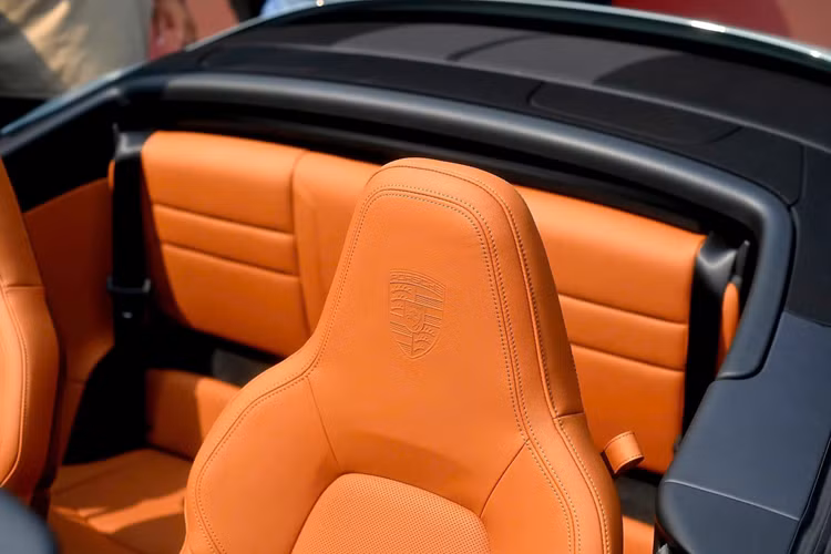 Dải đèn hậu được thiết kế lại dưới dạng vòng cung ánh sáng tích hợp và logo 'PORSCHE' giúp phần đuôi của 911 trở nên sâu và bề thế hơn. Lưới tản nhiệt phía sau cũng được thiết kế lại với năm cánh ở mỗi bên, kết hợp cùng cửa kính phía sau để tạo nên một tổng thể liền mạch, hợp nhất với cánh gió khi ở vị trí thu gọn.