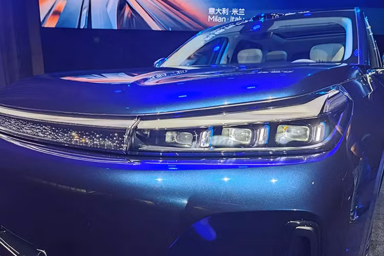 Bên cạnh đó là thiết kế giao thoa giữa thẩm mỹ Trung Quốc và toàn cầu. Theo hãng Geely, M9 sử dụng ngôn ngữ thiết kế "mỹ học gợn sóng" đặc trưng của thương hiệu con Galaxy. Thân xe mang dáng vẻ của dòng SUV truyền thống, mang đến không gian nội thất rộng rãi bên trong.